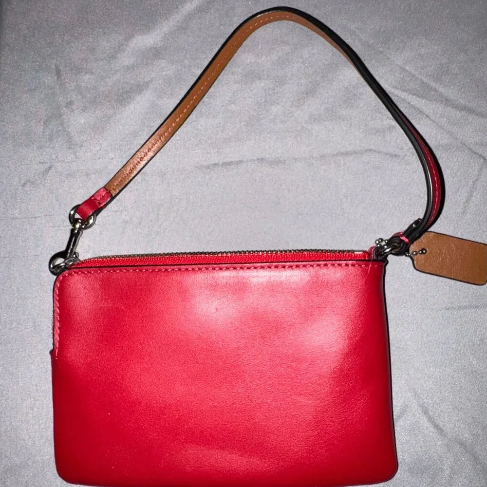 ❤️ Coach x Peanuts Snoopy Red Leather Wristlet - Picture 2 of 4